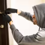 einbrecher versucht ins haus reinzukommen