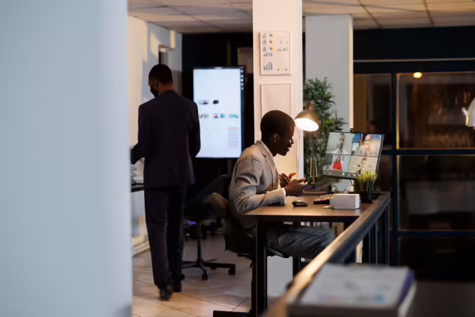 mitarbeiter wird an seinem arbeitsplatz videoüberwacht